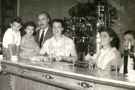 Bares - Bar Martínez, interior hacia 1953, familia y camareras (Angeles y Fina Solera).jpg