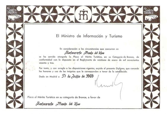 Bares - 1970-08-00 Mesón del Vino Placa al Mérito Turístico en El Trullo.jpg